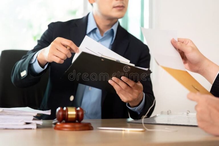 abogado laboral profesional en oficina moderna