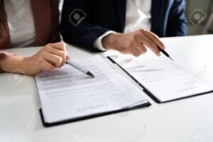 abogado revisando documentos laborales en oficina