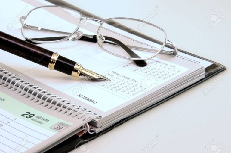 agenda abierta con calendario y pluma