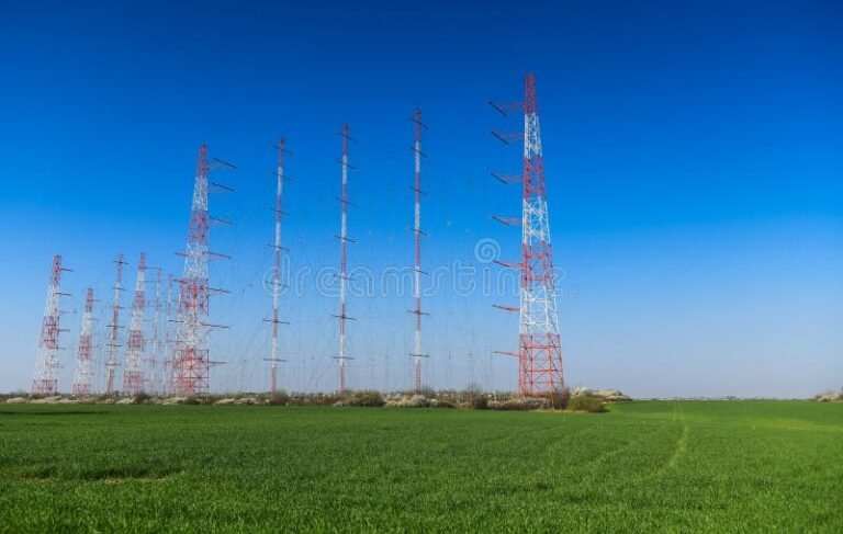 Dónde sintonizar Radio Minas Andacollo y qué programas ofrece 2 antena de radio en paisaje rural