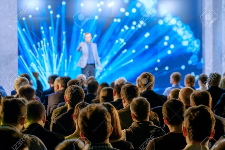 auditorio con publico escuchando charla motivacional