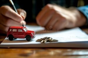 auto con documentos y llaves sobre mesa