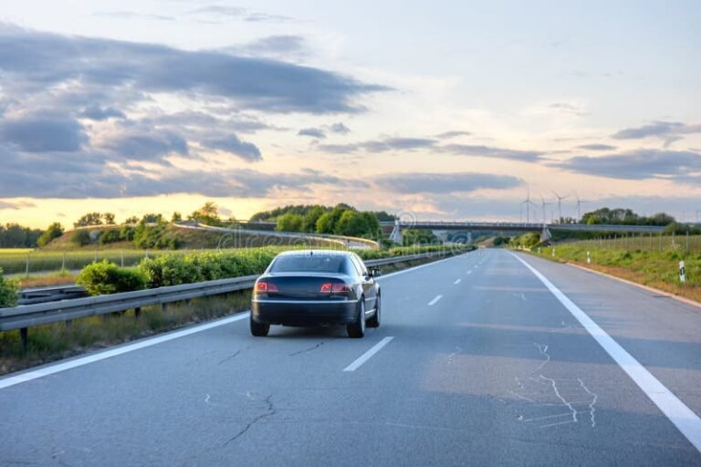 Cuántos kilómetros por año es recomendable recorrer en un auto 8 auto en carretera con paisaje abierto