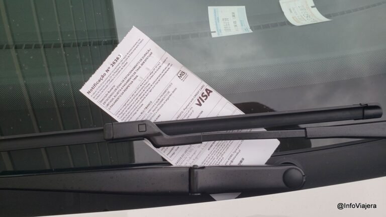 auto estacionado con carta de multa visible
