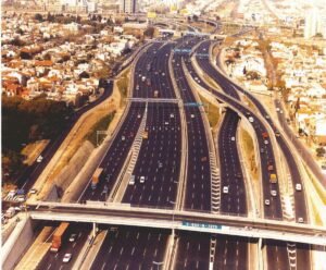 autopista moderna entre ciudades argentinas