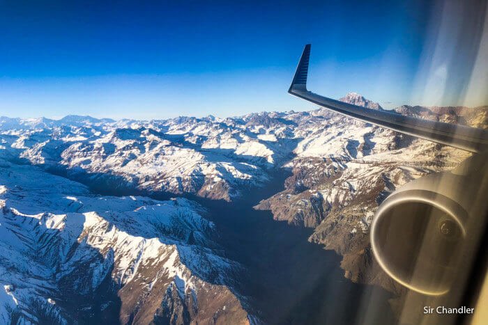 Cómo Puedo Viajar a Fe Desde Argentina de Forma Rápida y Segura 10 avion despegando sobre paisaje argentino claro