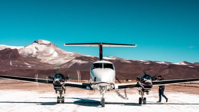 avion sobrevolando paisaje de san juan argentina