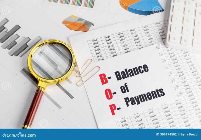 balanza financiera con documentos y calculadora