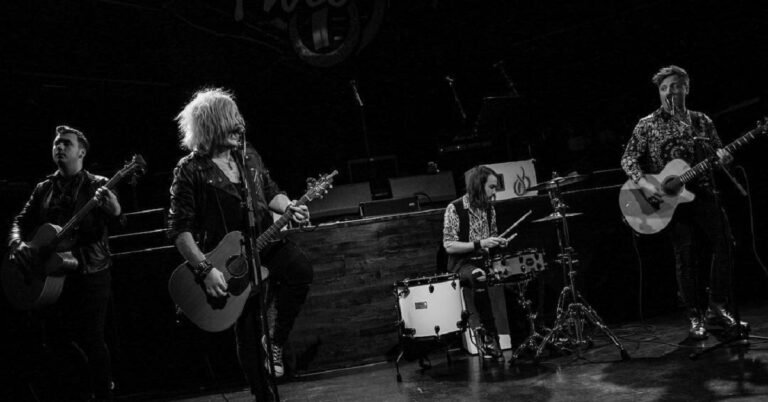 Qué es "Dios Salve a la Reina" y por qué es popular en Santa Fe 18 banda tocando en concierto de rock clasico