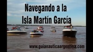 barco navegando hacia isla martin garcia