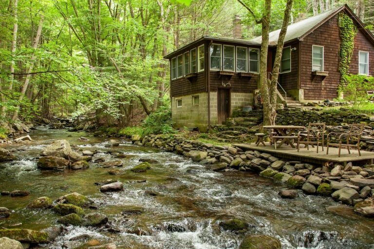 cabanas rusticas junto a rio tranquilo bosque