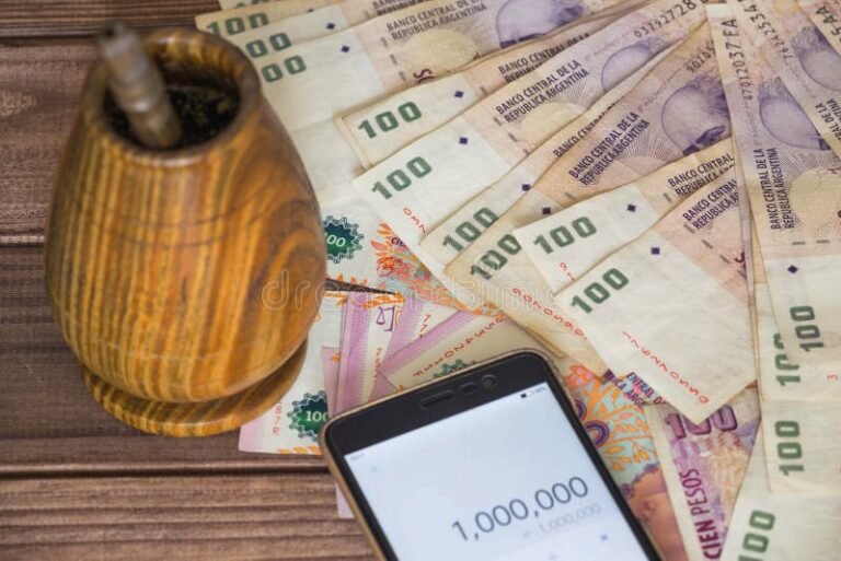 calculadora con billetes y moneda argentina