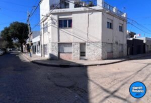 calles residenciales con casas en arroyito