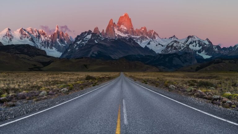 carretera panoramica entre montanas argentinas
