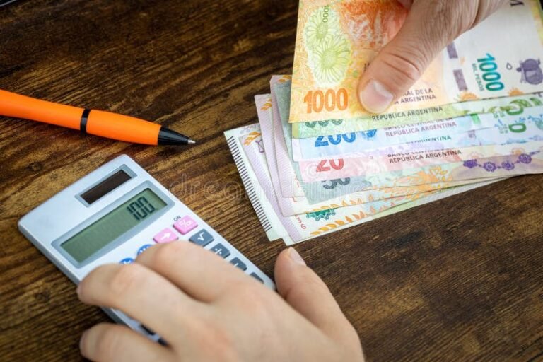 casa con moneda argentina y calculadora