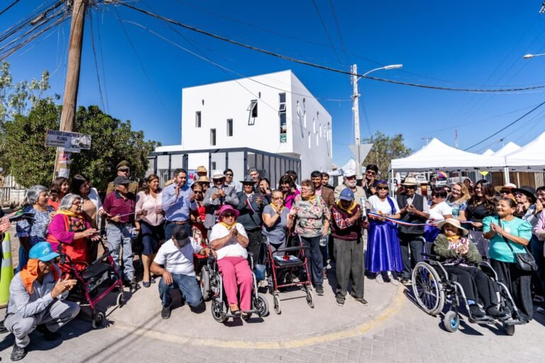 centro comunitario con actividades y personas felices