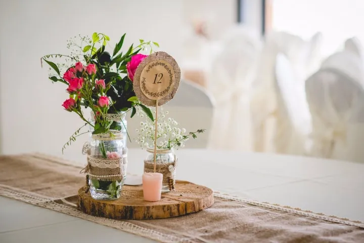 centro de mesa artesanal con flores coloridas