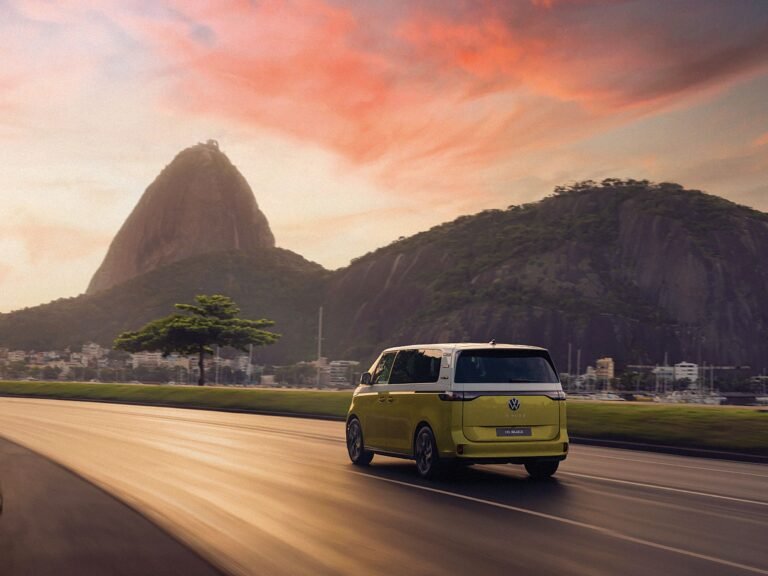 Cuáles Son Las Mejores Opciones de Combis a La Costa Desde Zona Sur 2 combis modernas viajando por carretera costera