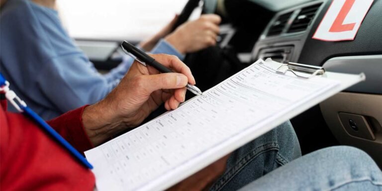 conductor practicando examen de manejo clase b