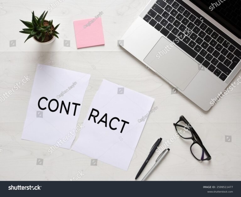 contrato roto sobre escritorio oficina