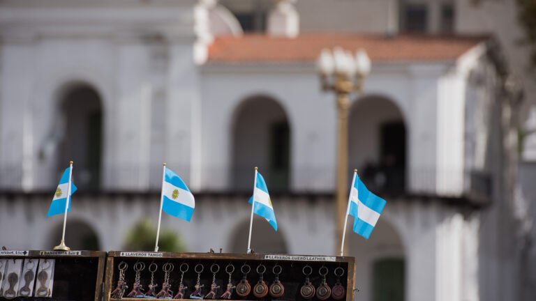 edificio gubernamental con bandera argentina