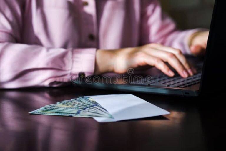 empleado recibiendo documento y dinero efectivo