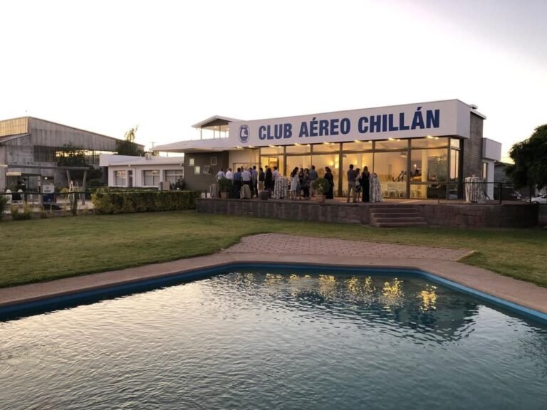 entrada principal del club aleman neuquen concurrida