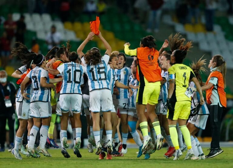 equipo femenino de futbol argentina celebrando victoria