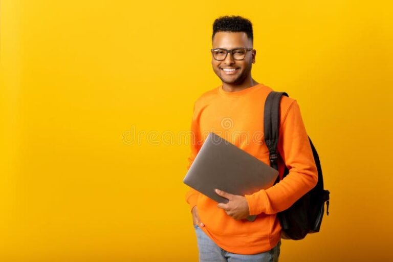 Cuál es el monto actual de las becas Progresar y cómo se cobran 8 estudiante feliz con mochila y laptop