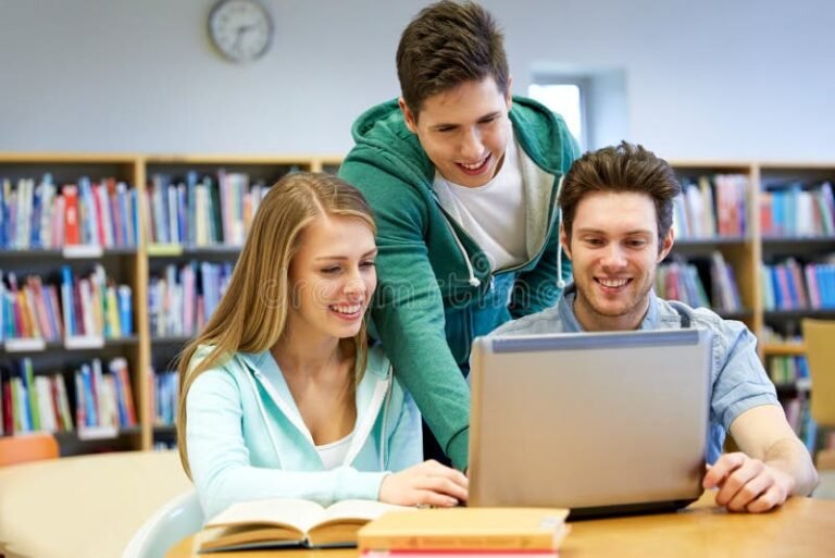 estudiantes felices con computadora y libros