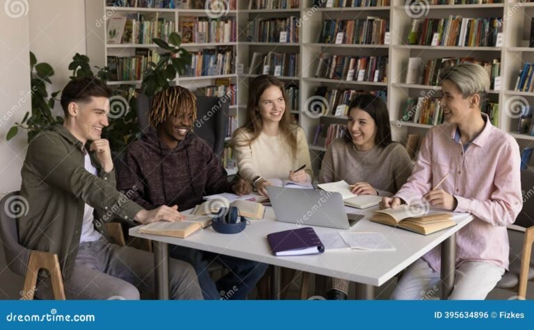 estudiantes universitarios en biblioteca colaborativa