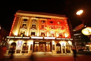 fachada iluminada teatro san martin noche