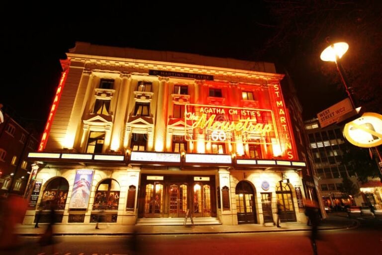 Cuáles Son Los Talleres Que Ofrece El Teatro San Martín 2 fachada iluminada teatro san martin noche
