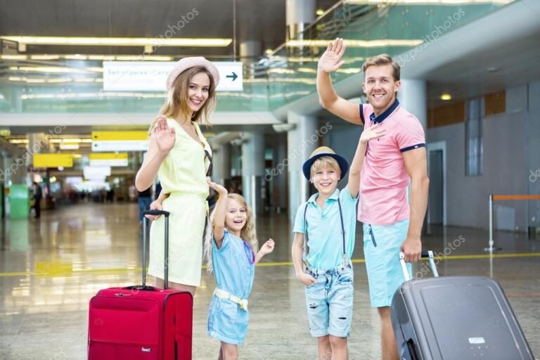 Qué es el Plan Pre Viaje y cómo aprovecharlo para tus vacaciones 5 familia feliz con maletas en aeropuerto