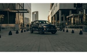 fiat cronos negro estacionado en ciudad