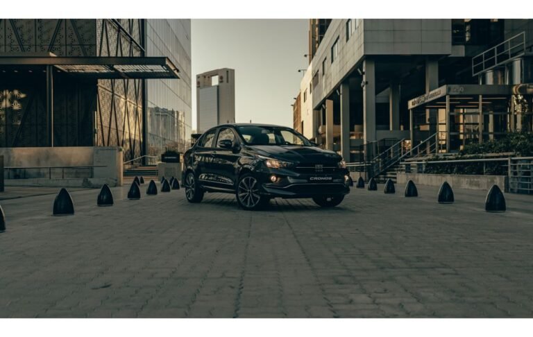 fiat cronos negro estacionado en ciudad