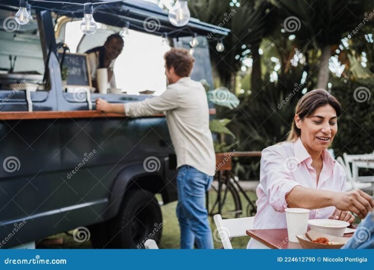 Qué servicios ofrece un food truck café y cómo funciona 2 food truck cafe sirviendo clientes al aire libre