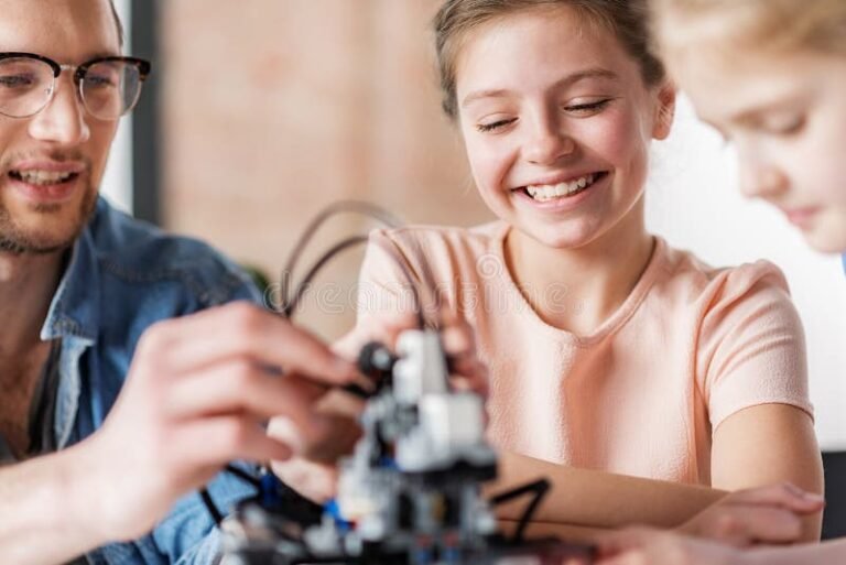 jovenes sonrientes en taller de aprendizaje