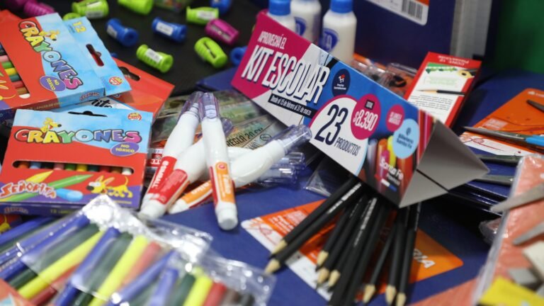 kit escolar colorido con billetera santa fe