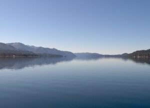 lago nahuel huapi paisaje montana reflejo agua