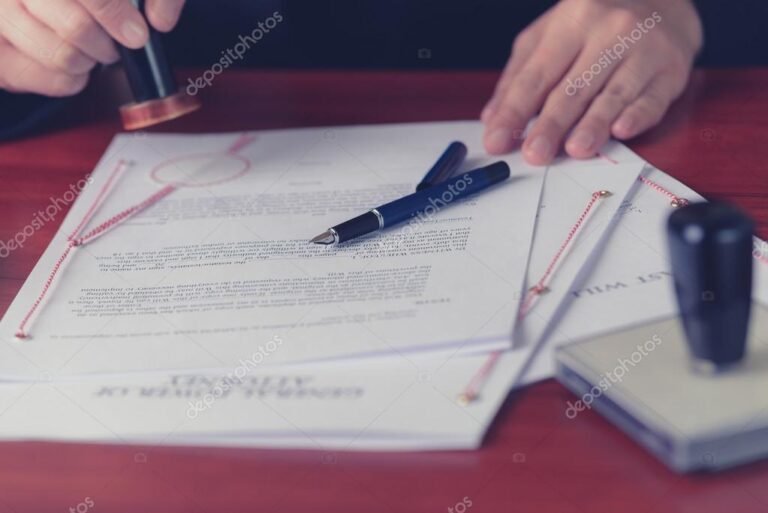 mano firmando documento con sello notarial