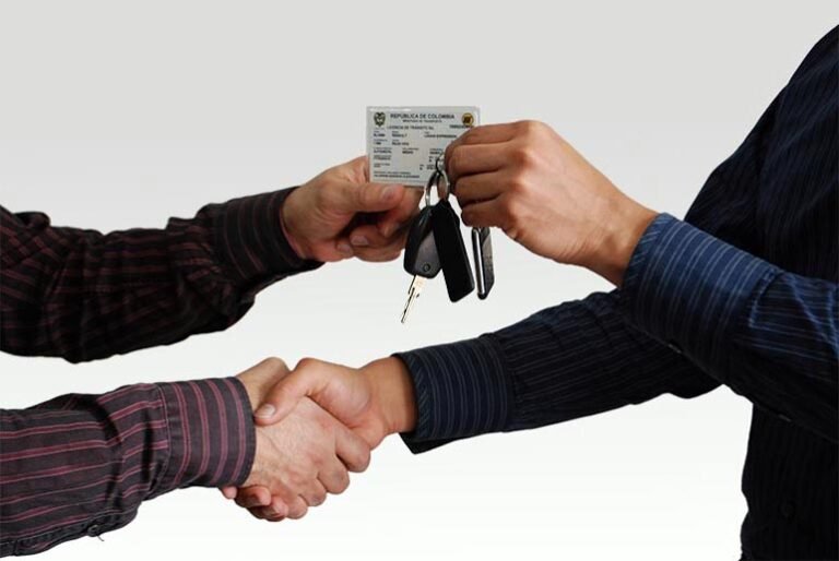 manos entregando documento de pago vehicular
