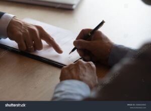 manos entregando documento legal en oficina