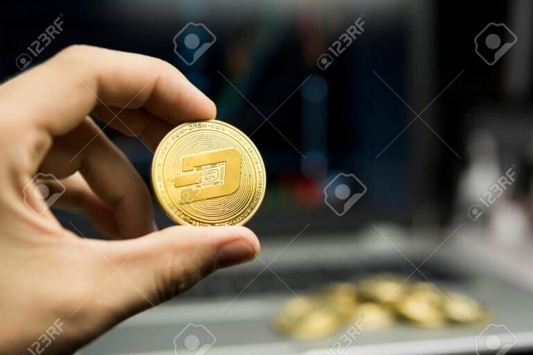 manos sosteniendo monedas y billetes digitales