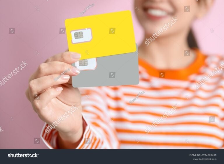 Cómo elegir una tarjeta confiable para tu teléfono móvil 1 manos sosteniendo varios modelos de tarjetas sim