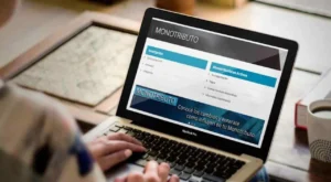 monotributista trabajando con laptop y facturas