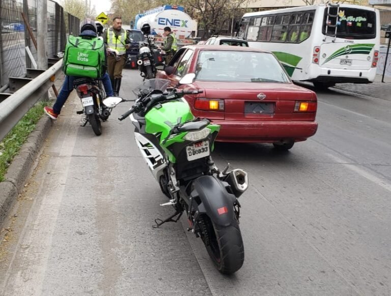 motocicleta estacionada en oficina de registro