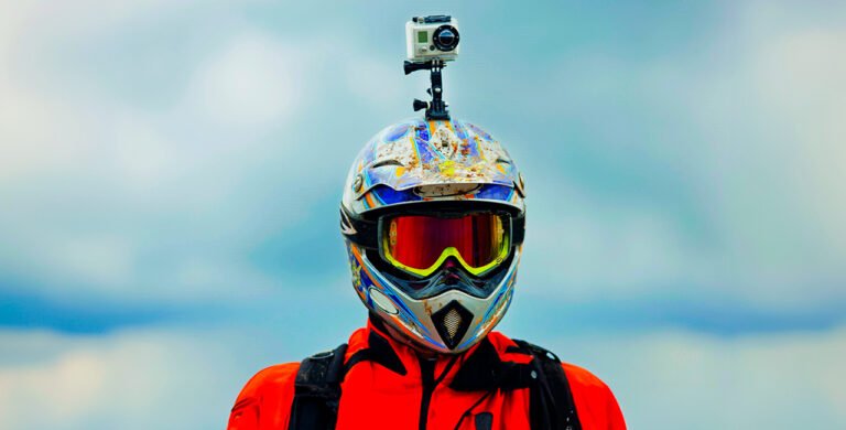 Cómo Encontrar el Mejor Vídeo de Moto para Ver en Internet 9 motociclista disfrutando un video en pantalla grande