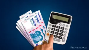 multas de transito calculadora y billetes dinero