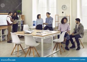 oficina moderna con empleados trabajando juntos